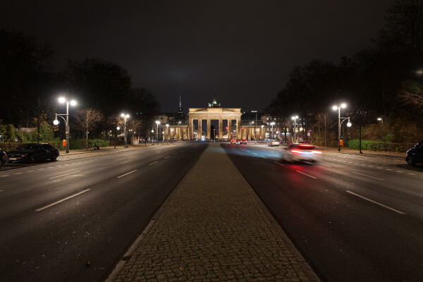 Photo of the Straße des 17. Juni at night taken in 2021.